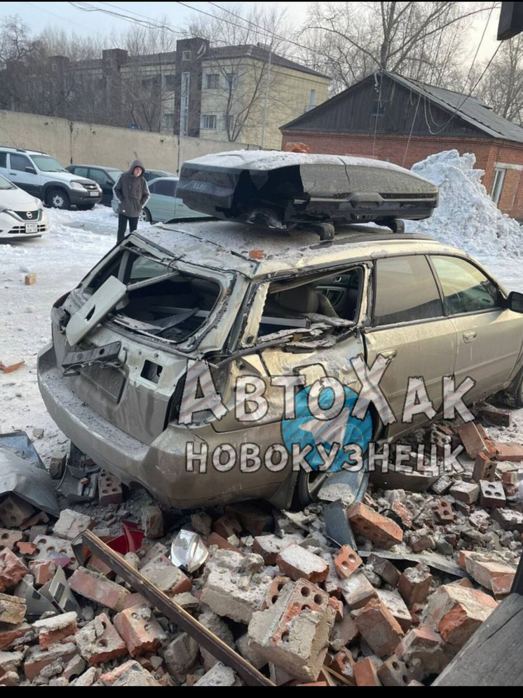 В Новокузнецке при сносе аварийного дома пострадал автомобиль
