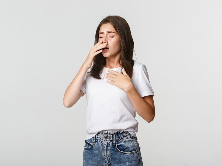 Медики в Карелии объяснили, что будет, если чихать, зажав нос