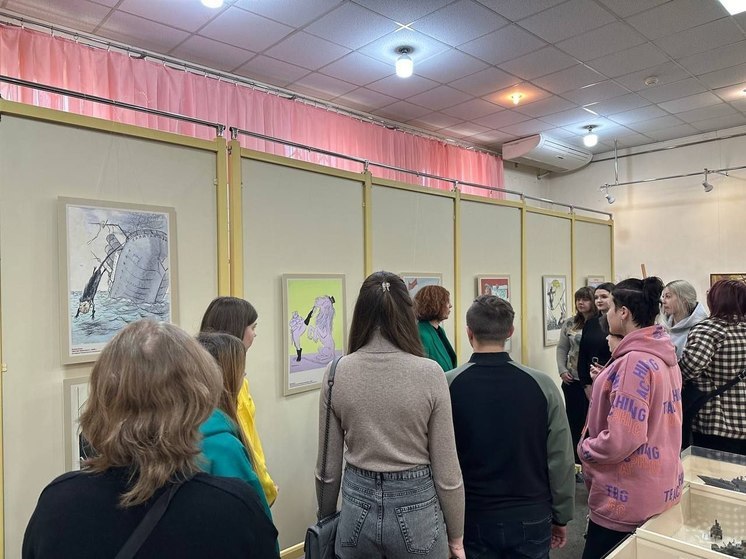 В Макеевке открыли выставку советских графиков-живописцев