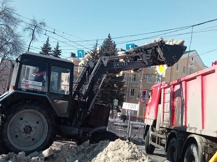 В Пензе вывозят снег чтобы предотвратить локальные подтопления