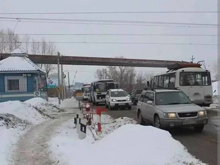 Жители Степановки требуют от властей решить проблему пробок на ж/д переезде