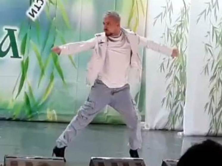 Тамбовчан возмутили дикие танцы мужчины в женских туфлях на сцене «Ивушки»