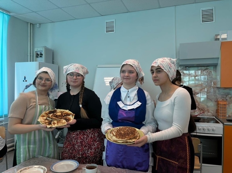 Школьницы Серпухова испекли блины для ветеранов поселка Пролетарский