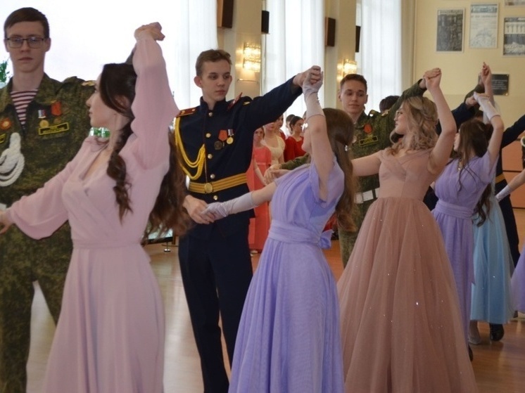 Юнармейцы танцами поздравили Киров с юбилеем