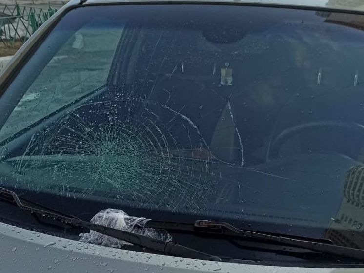 В Курске сбросили пакет с водой на припаркованное у дома №47 на Клыкова авто