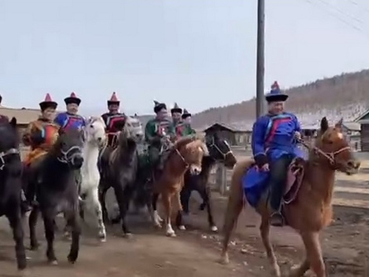 Жители Бурятии голосуют на лошадях