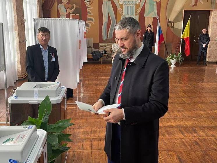 Губернатор Забайкалья Осипов с женой проголосовал на выборах