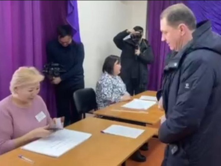 Мэр Улан-Удэ Игорь Шутенков проголосовал на выборах президента России