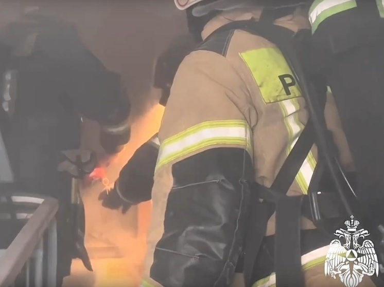 Пожарные в Томске рано утром спасли 3-х человек из горевшего многоквартирного дома