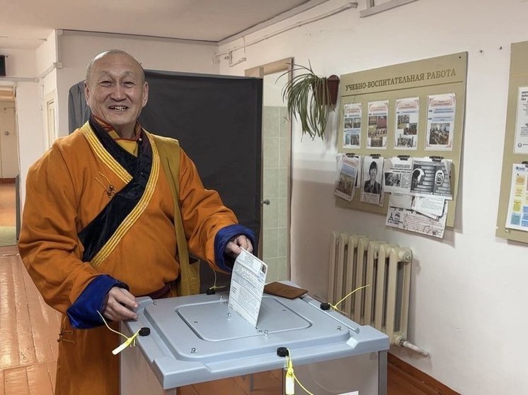 Хамбо лама Дамба Аюшеев проголосовал на выборах президента России