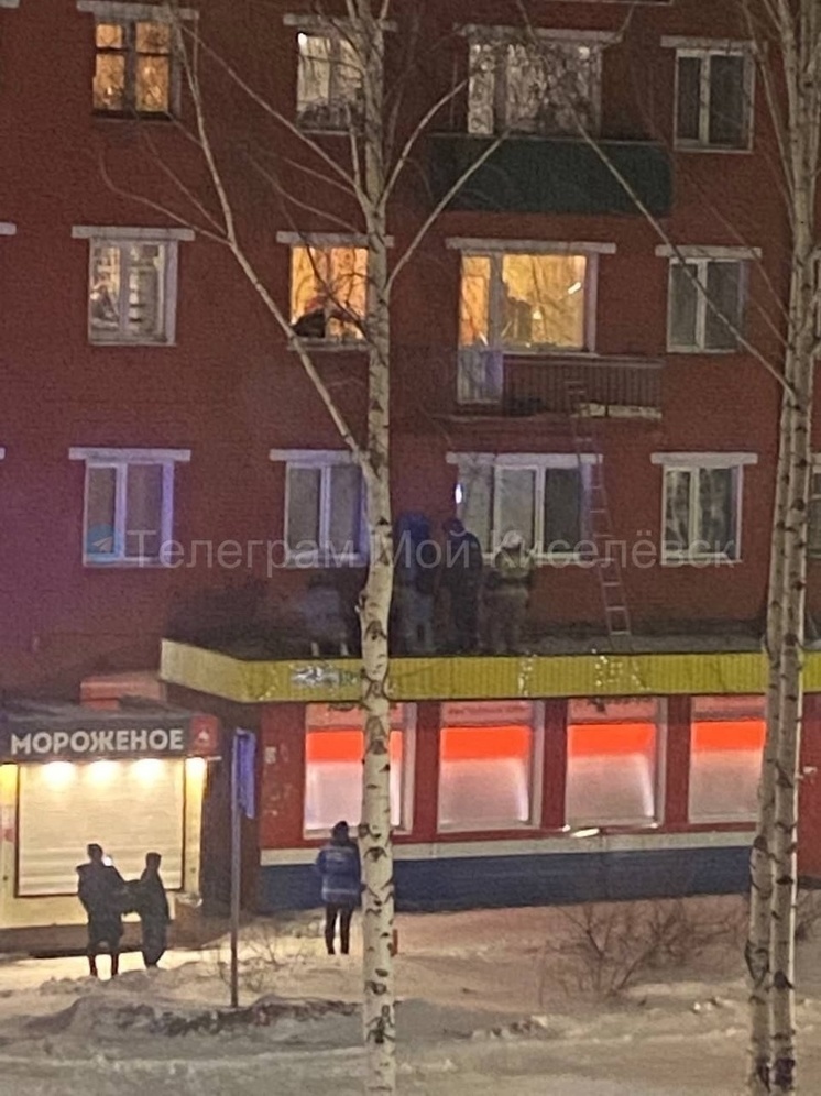 Кадры упавшей на крышу супермаркета девушки в Киселевске появились в Сети