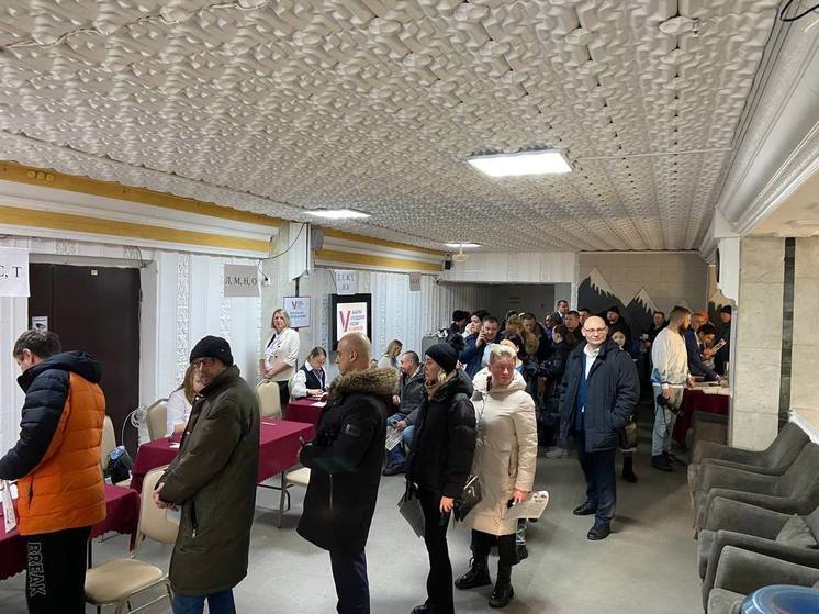 Жители Ямала выстраиваются в очереди, чтобы проголосовать за президента РФ