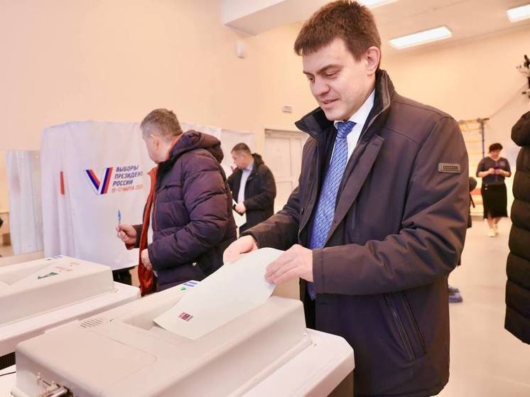 Губернатор Красноярского края Котюков проголосовал на выборах президента