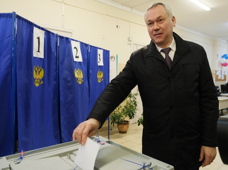 Губернатор Новосибирской области Андрей Травников проголосовал на выборах президента России