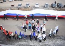 Сегодня, 15 марта, в селе Новая Брянь Заиграевского района Бурятии десятки детей выстроились в ряды с шариками и полотнами в цветах российского флага