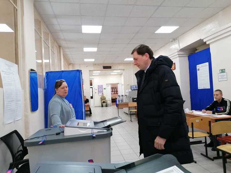 В Новосибирске депутат Госдумы РФ Виктор Игнатов проголосовал на выборах президента России