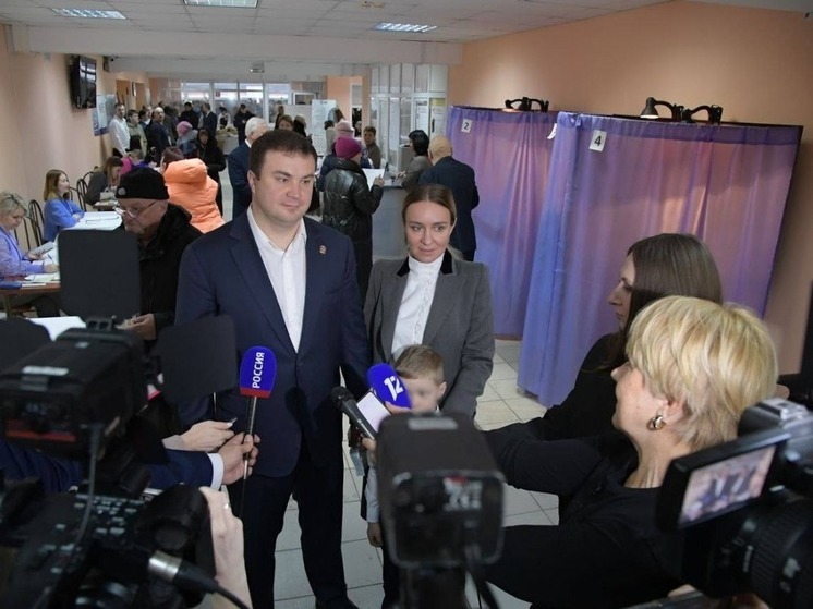 Губернатор Омской области Виталий Хоценко отдал свой голос на выборах президента РФ