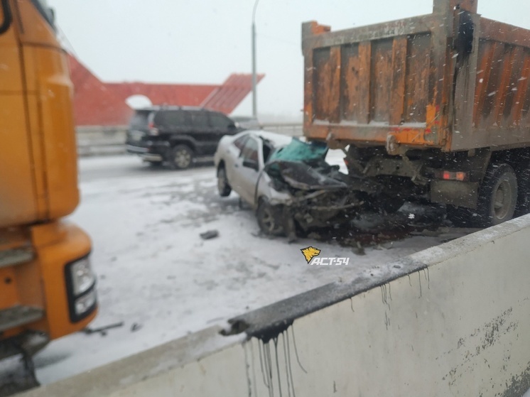 В ГИБДД рассказали подробности аварии с самосвалом на Бугринском мосту в Новосибирске