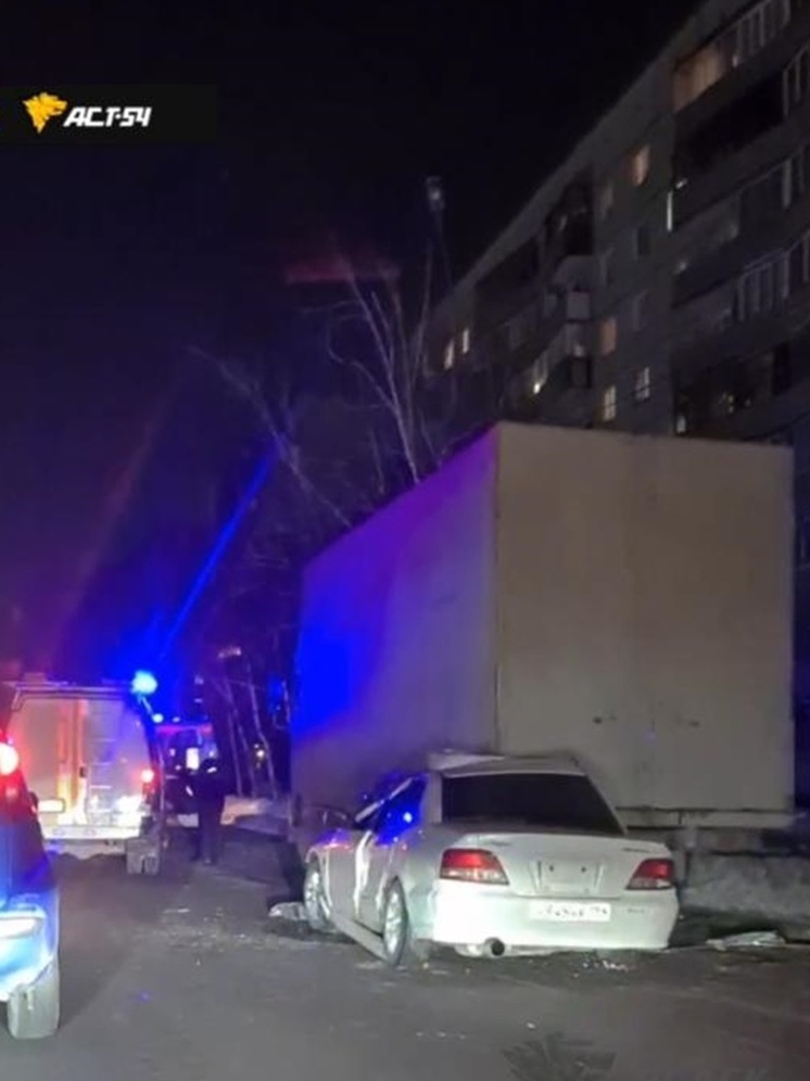 Водитель без прав врезался в грузовик в Новосибирске