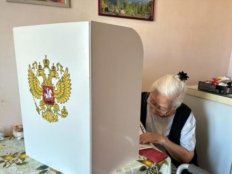 100-летняя жительница Якутии проголосовала дома