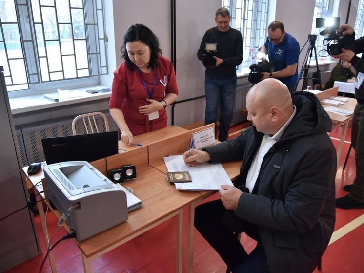 Мэр Омска Сергей Шелест проголосовал на выборах президента России