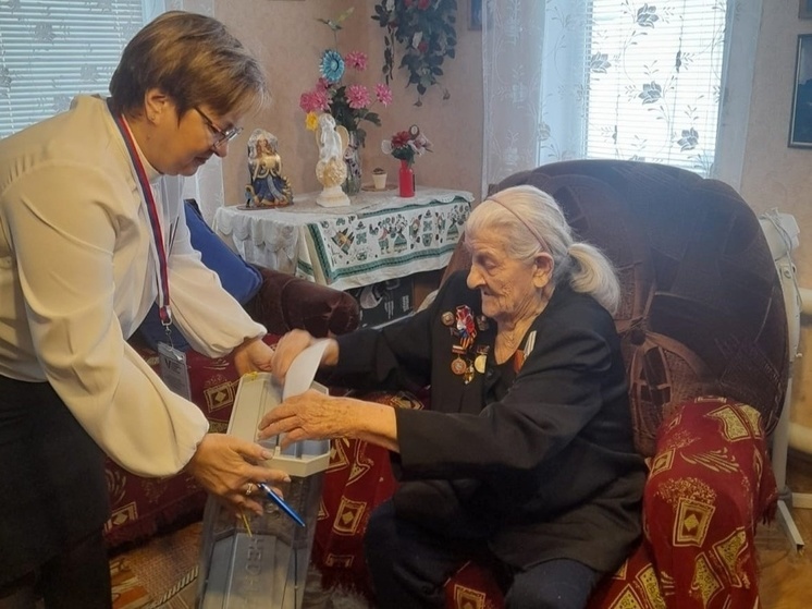 В Кувандыке проголосовала 97-летний почетный гражданин города Мария Маслова