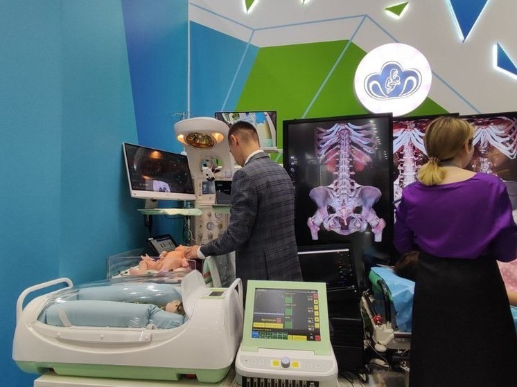 В 2024 году подарки новорожденным близняшкам в Ленобласти дополнят комбинезонами, чепчиками и пинетками