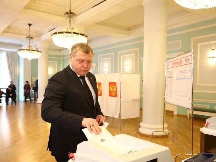 Астраханский губернатор проголосовал на выборах Президента РФ