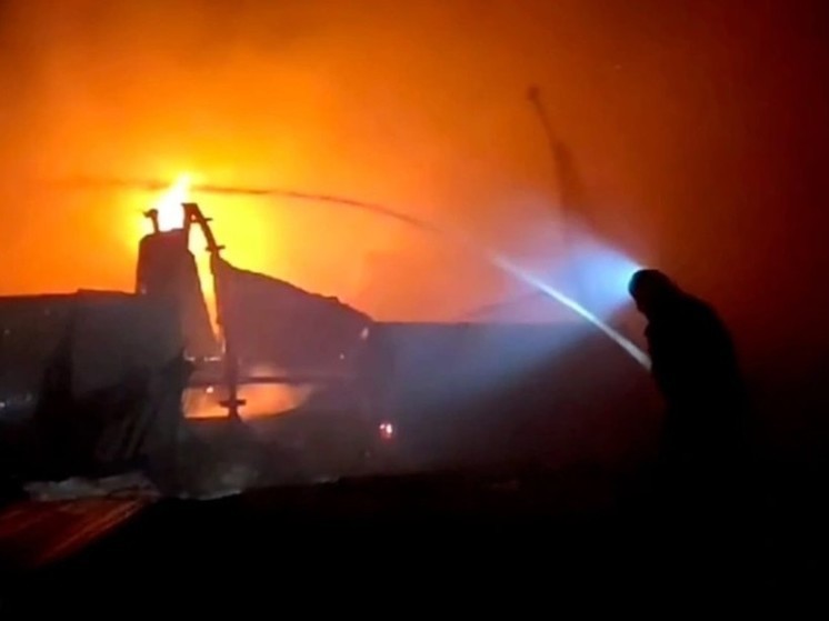 Сотрудники МЧС ликвидировали крупный пожар в Чудове