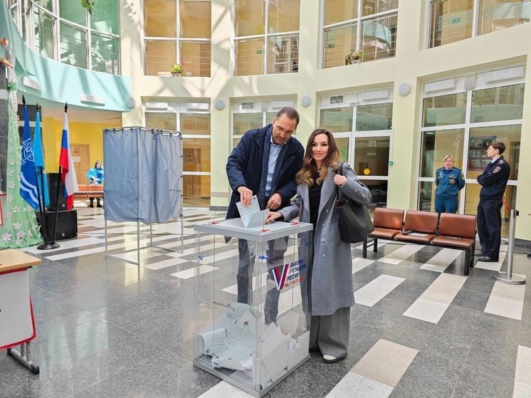 Сахалинский сенатор проголосовал на выборах с красавицей-женой