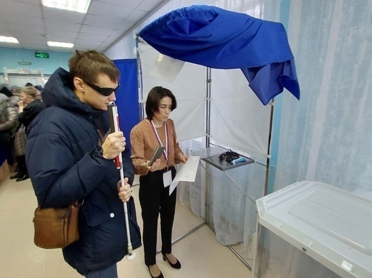 В Оренбурге на избирательных участках  слабовидящие люди пользуются тифломаркером