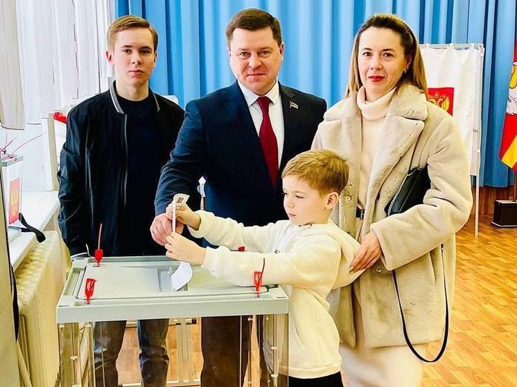 Гендиректор «НОВАТЭК-Челябинск» вместе с семьей проголосовал на выборах