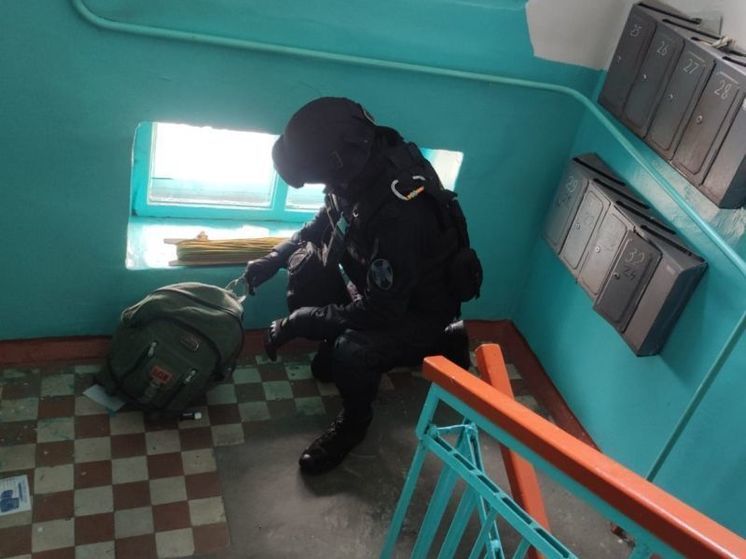 В Улан-Удэ эвакуировали жителей дома из-за бесхозного рюкзака в подъезде
