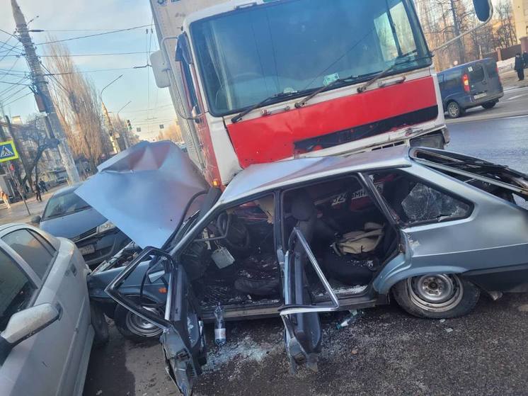 Юный воронежец врезался на ВАЗе в грузовик и сбил еще два автомобиля
