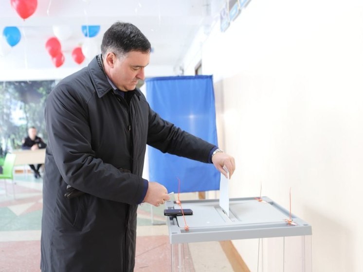 На выборах президента РФ проголосовал мэр Иркутска Руслан Болотов