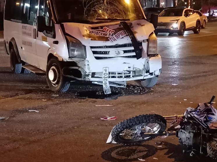 Жуткая авария произошла в Астрахани с участием маршрутки и мотоцикла