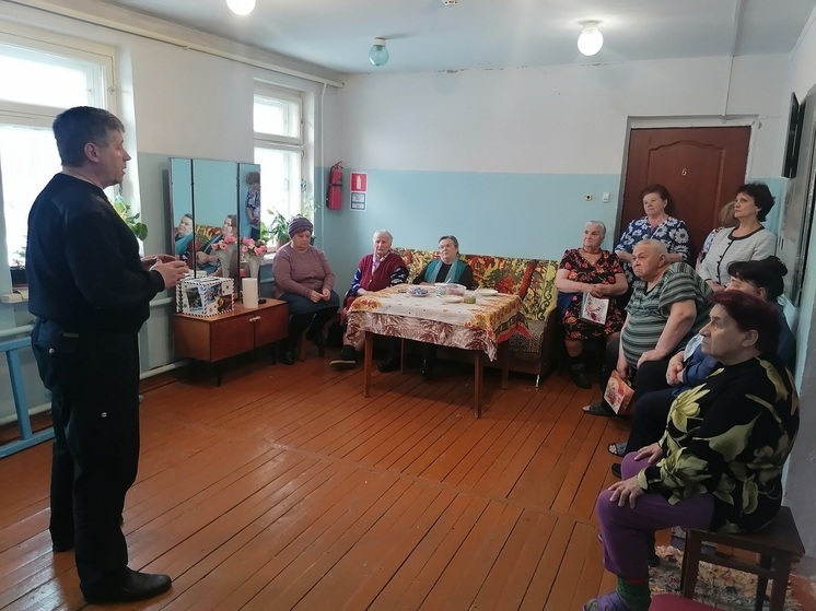 Ярославские правоохранители рассказли пожилым жителям о новых уловках аферистов