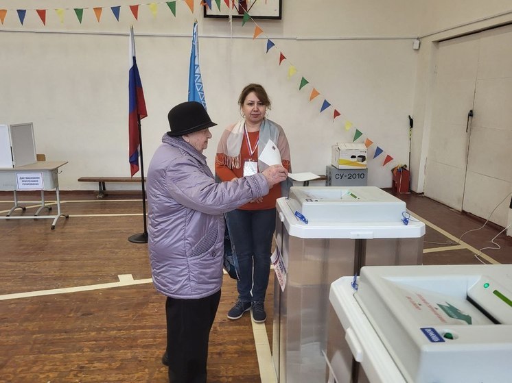 Избиратели «за 90»: Долгожители посещают избирательные участки в Псковской области