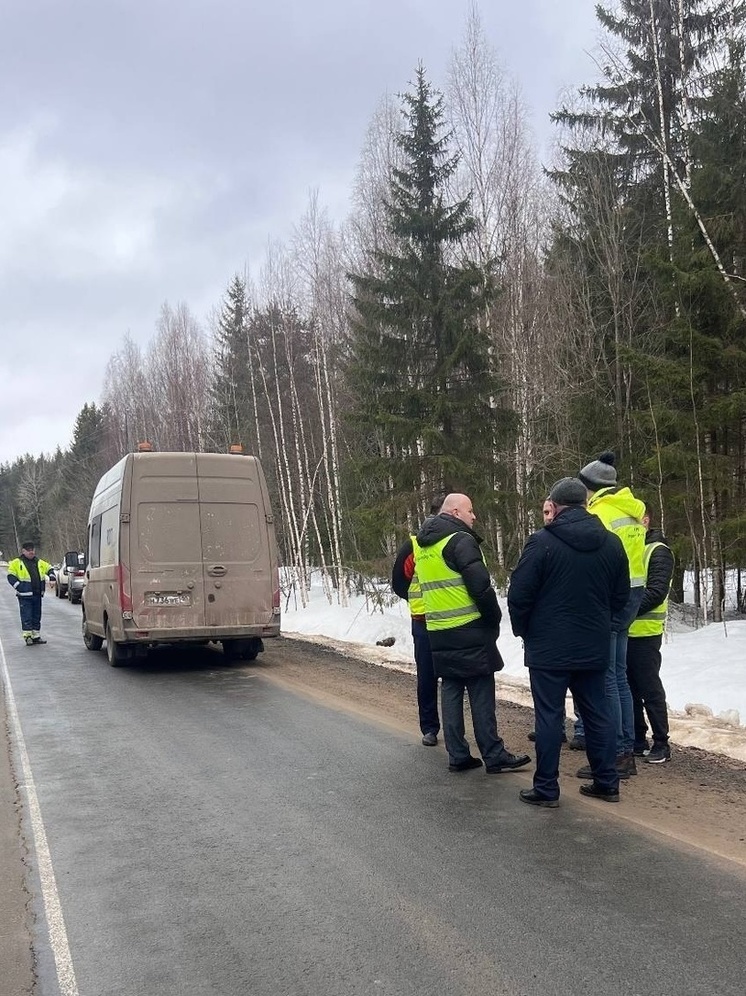 Министр дорожного хозяйства Карелии заглянул в трещины в дороге на Лучевое