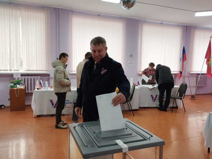 Брянский губернатор в числе первых проголосовал на выборах Президента РФ