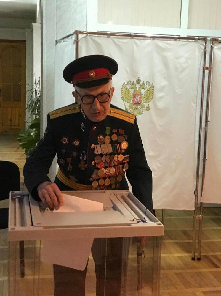 В КЧР на избирательный участок пришел 102-летний долгожитель