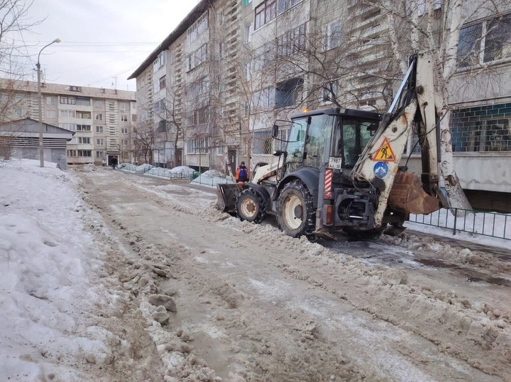 В Иркутске убирают снег и проводят противогололёдную обработку тротуаров