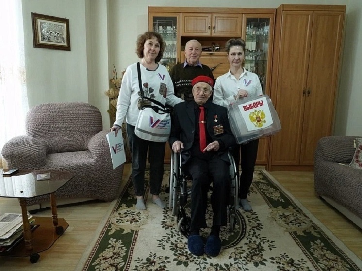 В Сочи Герой России Павел Сюткин отдал свой голос на дому
