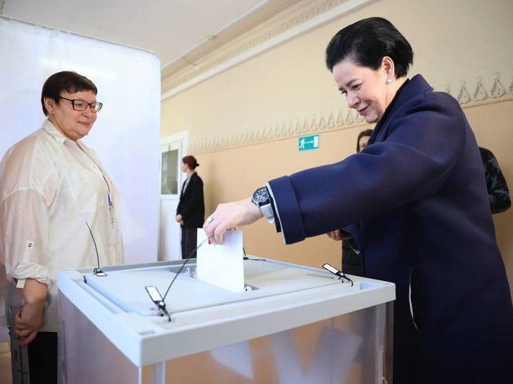 Дятлова успела проголосовать на выборах до начала рабочего дня и получить открытку