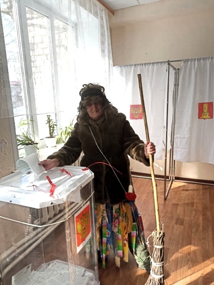 На выборы президента в Тверской области пришла Баба Яга