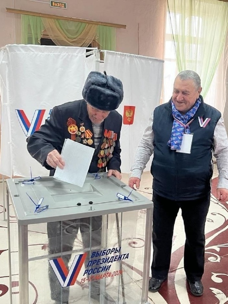 На избирательный участок в селе Алексеевском пришел 100-летний фронтовик