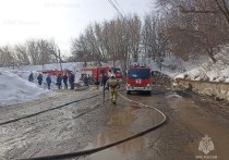 Накануне днем едва не сгорел склад – ангар в Новочебоксарске, пожарные расчеты экстренно прибыли на улицу Промышленную и приступили к локализации огня и тушению