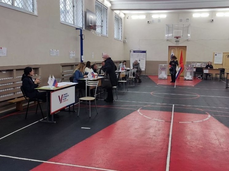 Петербургские избиратели активно голосуют на выборах, несмотря на рабочий день