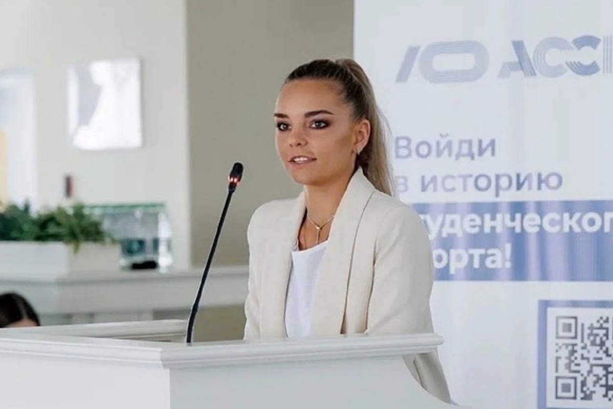 Гимнастка наслаждается отдыхом на море