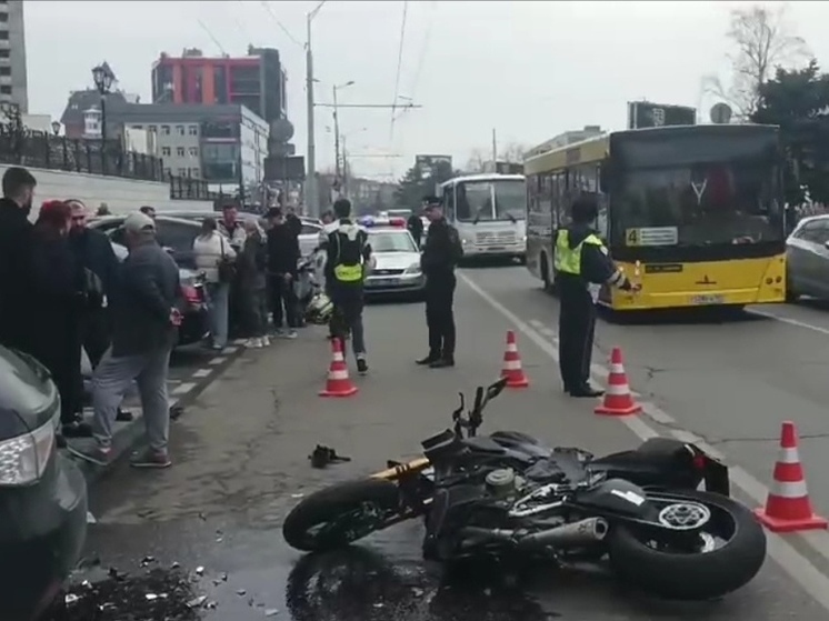 В Краснодаре при столкновении Omoda и Ducati погиб мотоциклист